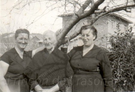 Aurelia Solís, "La Garbosa" con sus hijas Sara y Leonor.